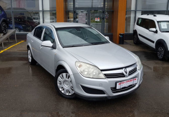 Подержанный автомобиль Opel Astra Sedan 2010 года (3 фото)