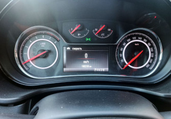 Подержанный автомобиль Opel Insignia Liftback 2014 года (13 фото)