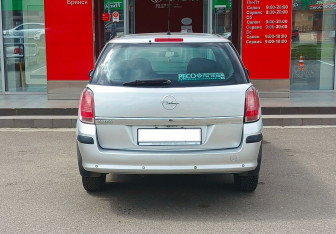 Подержанный автомобиль Opel Astra Wagon 2004 года (6 фото)