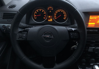 Подержанный автомобиль Opel Astra Sedan 2010 года (13 фото)