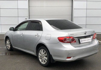 Подержанный автомобиль Toyota Corolla Sedan 2010 года (7 фото)