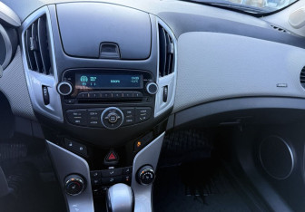 Подержанный автомобиль Chevrolet Cruze Hatchback 2013 года (14 фото)