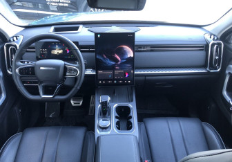 Подержанный автомобиль Jaecoo J7 2024 года (10 фото)