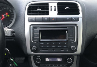 Подержанный автомобиль Volkswagen Polo Sedan 2015 года (14 фото)