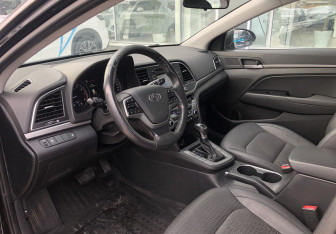 Подержанный автомобиль Hyundai Elantra Sedan 2017 года (9 фото)