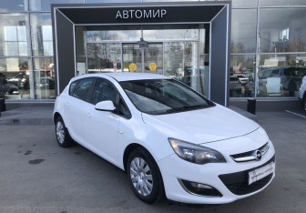 Подержанный автомобиль Opel Astra Hatchback 2013 года (3 фото)