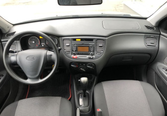 Подержанный автомобиль Kia Rio Hatchback 2009 года (10 фото)