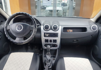 Подержанный автомобиль Renault Logan Sedan 2013 года (11 фото)