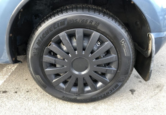 Подержанный автомобиль Renault Sandero 2011 года (14 фото)