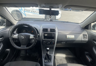 Подержанный автомобиль Toyota Corolla Sedan 2011 года (10 фото)