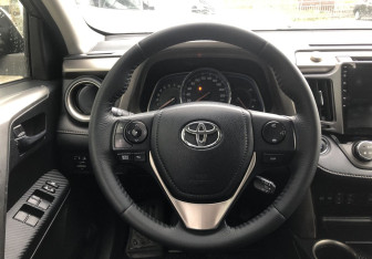 Подержанный автомобиль Toyota RAV4 2014 года (11 фото)