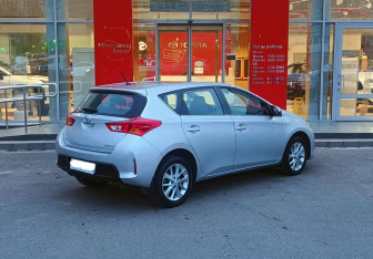 Подержанный автомобиль Toyota Auris Hatchback 2013 года (5 фото)