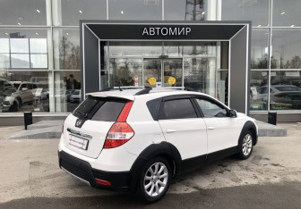 Подержанный автомобиль DongFeng H30 Cross 2015 года (5 фото)