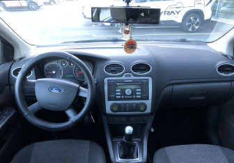 Подержанный автомобиль Ford Focus Sedan 2005 года (10 фото)