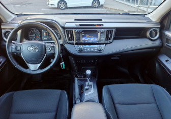 Подержанный автомобиль Toyota RAV4 2015 года (15 фото)