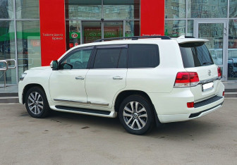 Подержанный автомобиль Toyota Land Cruiser Suv 2016 года (7 фото)