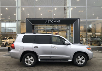 Подержанный автомобиль Toyota Land Cruiser Suv 2013 года (4 фото)