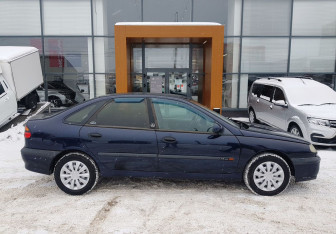 Подержанный автомобиль Renault Laguna Liftback 2000 года (4 фото)