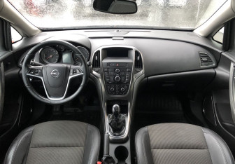 Подержанный автомобиль Opel Astra Hatchback 2011 года (10 фото)