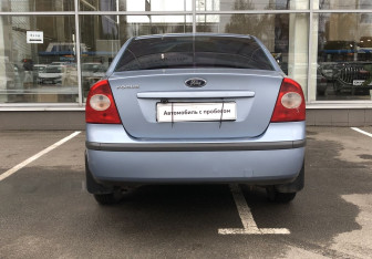 Подержанный автомобиль Ford Focus Sedan 2006 года (6 фото)