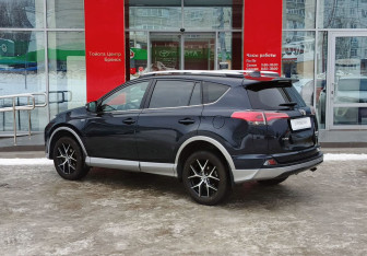 Подержанный автомобиль Toyota RAV4 2016 года (7 фото)