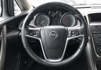 Подержанный автомобиль Opel Astra Hatchback 2011 года (12 фото)