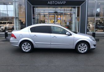 Подержанный автомобиль Opel Astra Sedan 2010 года (8 фото)