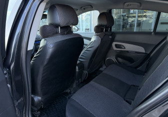 Подержанный автомобиль Chevrolet Cruze Hatchback 2013 года (11 фото)