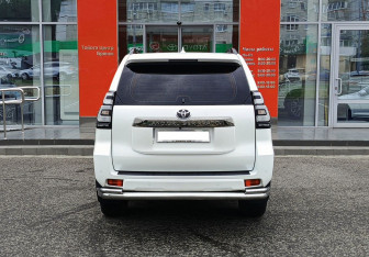 Подержанный автомобиль Toyota Land Cruiser Prado 2020 года (6 фото)