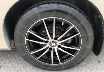 Подержанный автомобиль Peugeot 408 2013 года (17 фото)