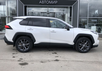 Подержанный автомобиль Toyota RAV4 2025 года (4 фото)