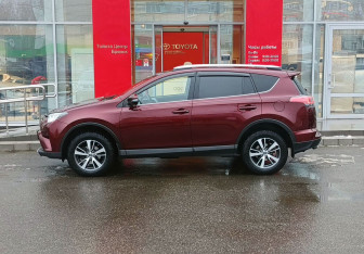 Подержанный автомобиль Toyota RAV4 2017 года (8 фото)