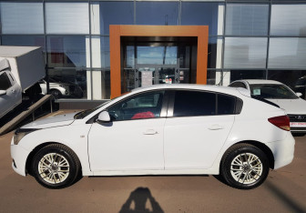 Подержанный автомобиль Chevrolet Cruze Hatchback 2012 года (8 фото)