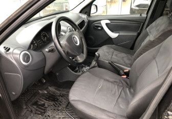 Подержанный автомобиль Renault Logan Sedan 2013 года (9 фото)