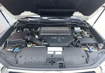 Подержанный автомобиль Toyota Land Cruiser Suv 2016 года (11 фото)