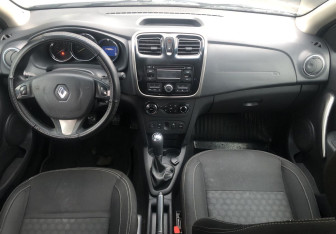 Подержанный автомобиль Renault Logan Sedan 2016 года (10 фото)