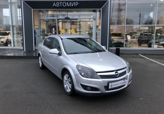 Подержанный автомобиль Opel Astra Sedan 2010 года (3 фото)