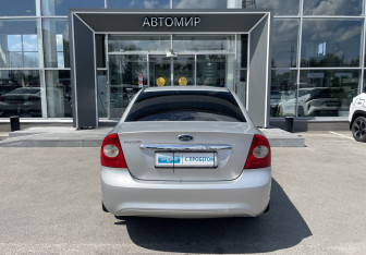 Подержанный автомобиль Ford Focus Sedan 2009 года (6 фото)