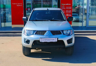 Подержанный автомобиль Mitsubishi L200 2011 года (2 фото)