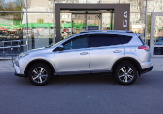 Подержанный автомобиль Toyota RAV4 2015 года (8 фото)