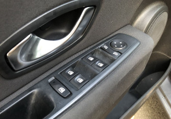 Подержанный автомобиль Renault Fluence 2011 года (13 фото)