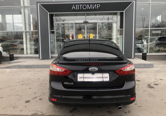 Подержанный автомобиль Ford Focus Sedan 2012 года (6 фото)