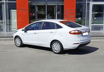 Подержанный автомобиль Ford Fiesta Sedan 2016 года (7 фото)