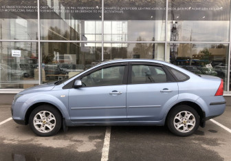 Подержанный автомобиль Ford Focus Sedan 2006 года (8 фото)