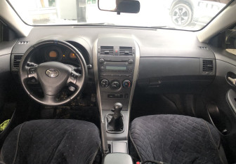 Подержанный автомобиль Toyota Corolla Sedan 2007 года (10 фото)