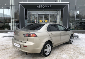 Подержанный автомобиль Mitsubishi Lancer Sedan 2011 года (5 фото)