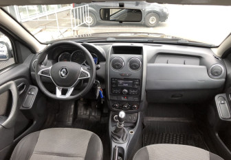 Подержанный автомобиль Renault Duster 2015 года (10 фото)