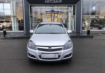 Подержанный автомобиль Opel Astra Sedan 2010 года (2 фото)