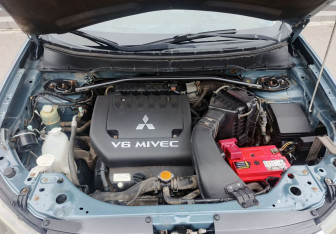 Подержанный автомобиль Mitsubishi Outlander 2008 года (11 фото)
