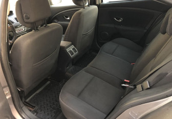 Подержанный автомобиль Renault Fluence 2011 года (10 фото)